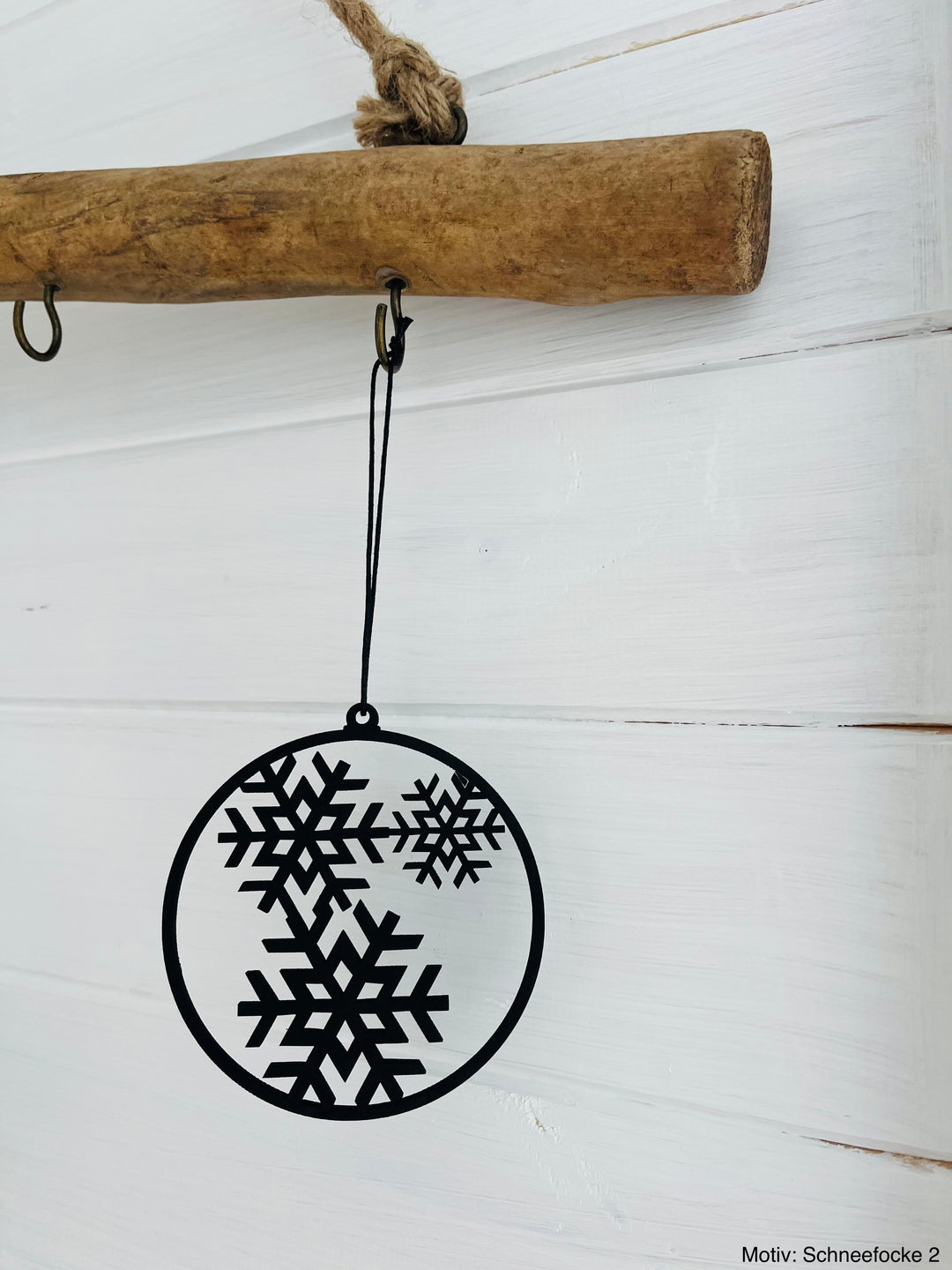 Beautiful wooden pendants for the Christmas tree
